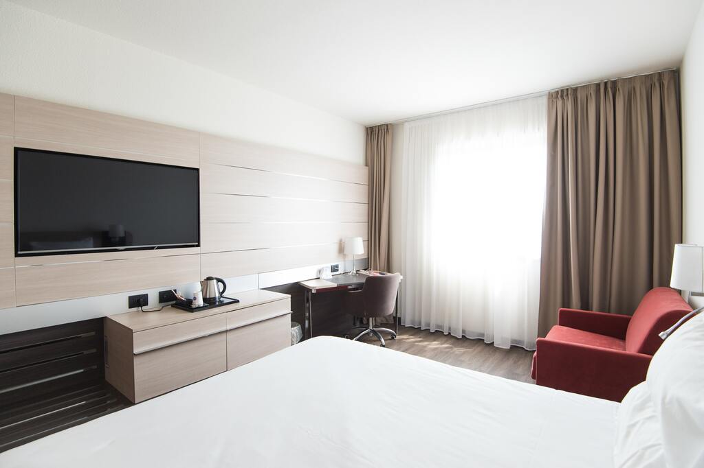 paul postema VoEocAfaWG8 unsplash hotelzimmer