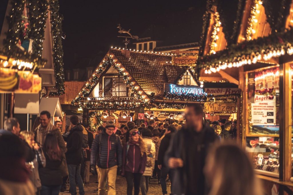 christmas market 4705886 1920