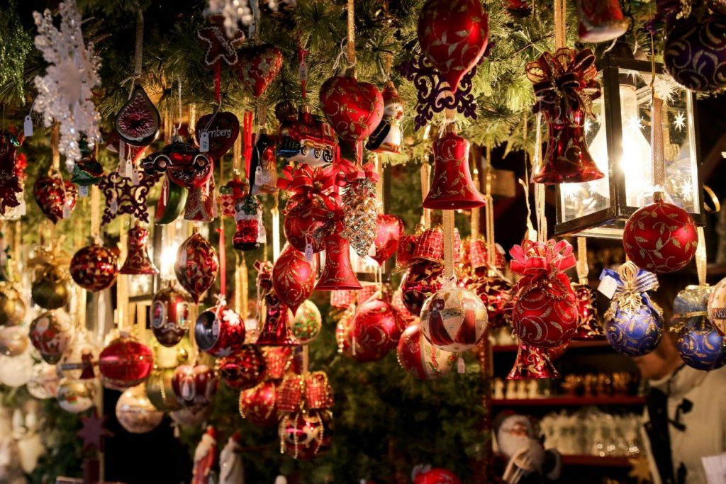 christmas market 550323 1920